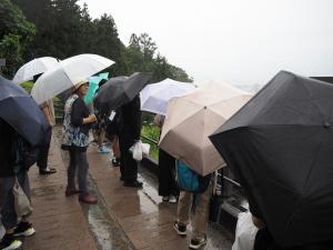 雨の中飯盛山から福島の景色を楽しむ子どもたち