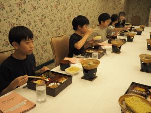 ホテルで夜ご飯を楽しむ子どもたち