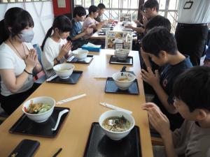 ラーメン食べ放題の昼食を楽しむ子どもたちの様子