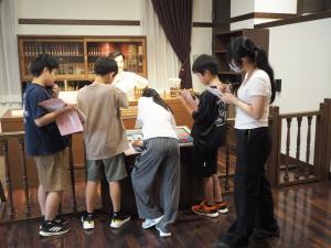 野口英世記念館で学習する子ども達の様子