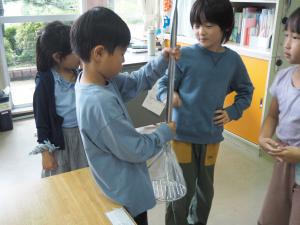 調理器具に触る子どもたちの写真
